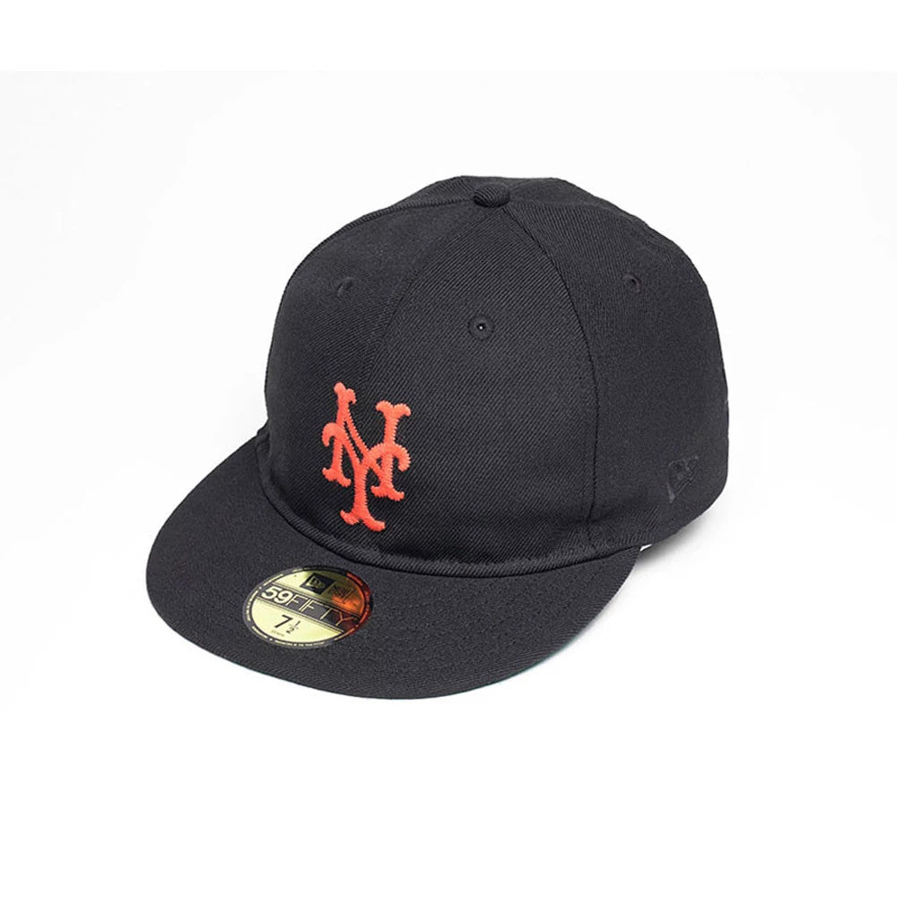 New York Mets MLB Soft Black New Era 59FIFTY Fitted Cap, three-quarter view with an orange raised embroidered team logo on the front panel, a black flat visor featuring a gold 59FIFTY size sticker, and the New Era flag logo on the left side.