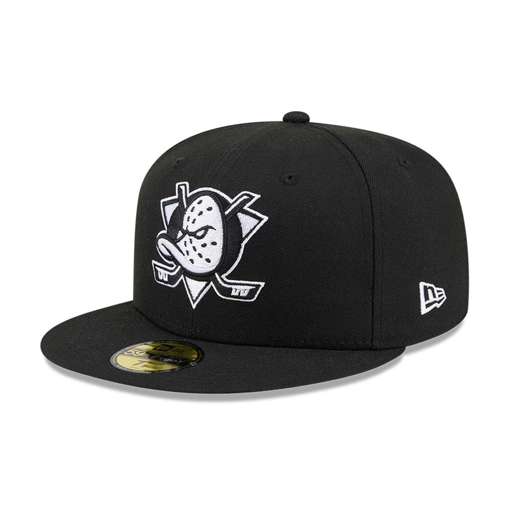 Anaheim Ducks NHL Evergreen Black New Era 59FIFTY Fitted Cap, three-quarter view with a white embroidered team logo on the front panels, a flat black visor, and a New Era flag logo on the left side.