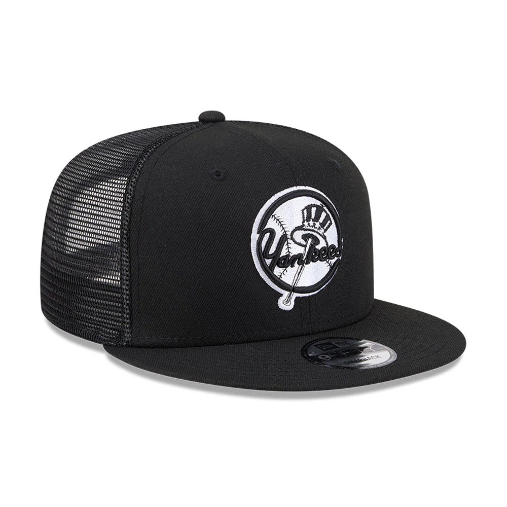 New York Yankees MLB Evergreen Black New Era 9FIFTY Trucker Adjustable Cap, front view showing the white and black embroidered Yankees logo on the front panel, black visor with a 9FIFTY size sticker, and mesh back panels.