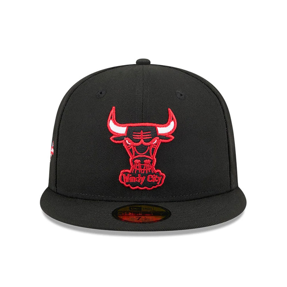 Chicago Bulls NBA Hardwood Classic Black New Era 59FIFTY Fitted Cap, front view showing the raised red embroidered Bulls logo with Windy City lettering on the black structured crown and flat visor with a gold 59FIFTY size sticker.