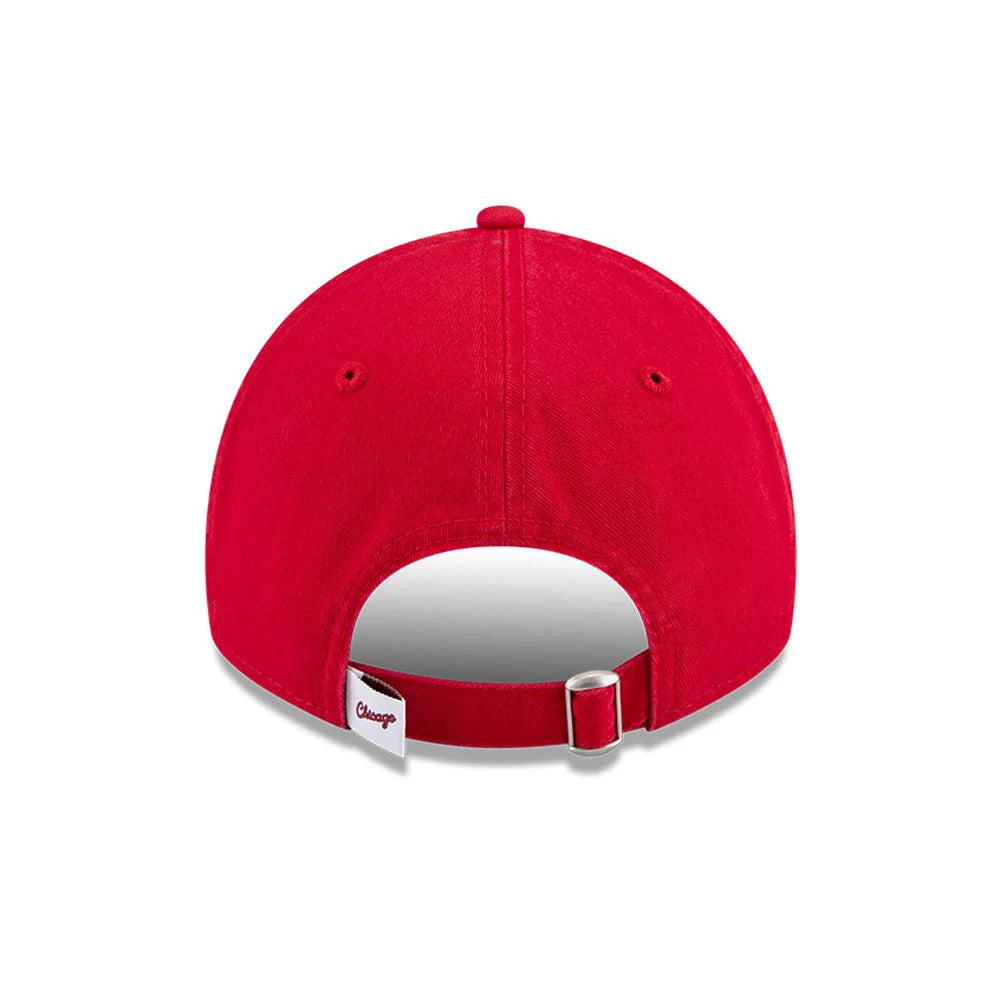 Chicago Bulls NBA Hardwood Classic Red New Era 9TWENTY Adjustable Cap, rear view showing the adjustable strap with a silver buckle, a white tag with Chicago lettering on the left side, and the red fabric of the crown.