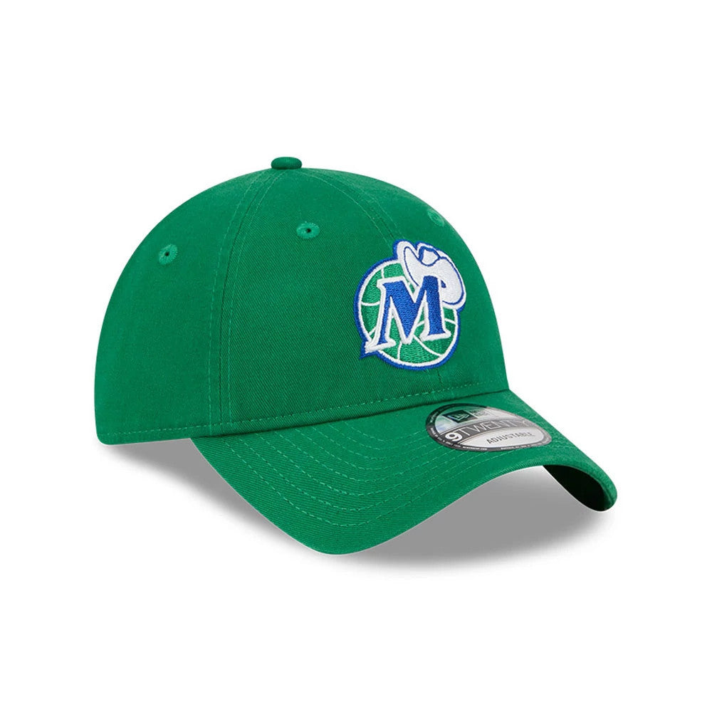 Dallas Mavericks NBA Classic Green New Era 9TWENTY Adjustable Cap, three-quarter view showing the raised embroidered white and blue Mavericks logo on the front panel, with a curved green visor and 9TWENTY size sticker.