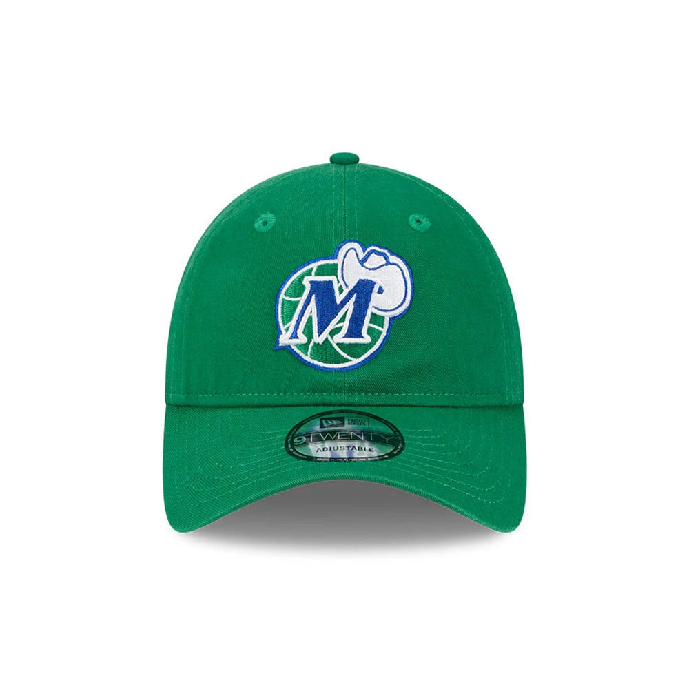 Dallas Mavericks NBA Classic Green New Era 9TWENTY Adjustable Cap, front view showing a blue and white embroidered Mavericks logo on the green crown, with a curved visor and 9TWENTY size sticker.