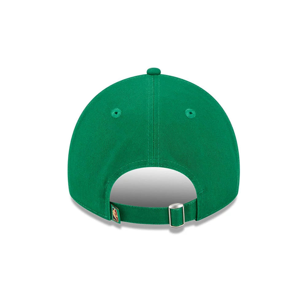 Dallas Mavericks NBA Classic Green New Era 9TWENTY Adjustable Cap, rear view showing the small NBA logo on the strap next to the buckle, with two embroidered eyelets and a matching green top button on the structured crown.