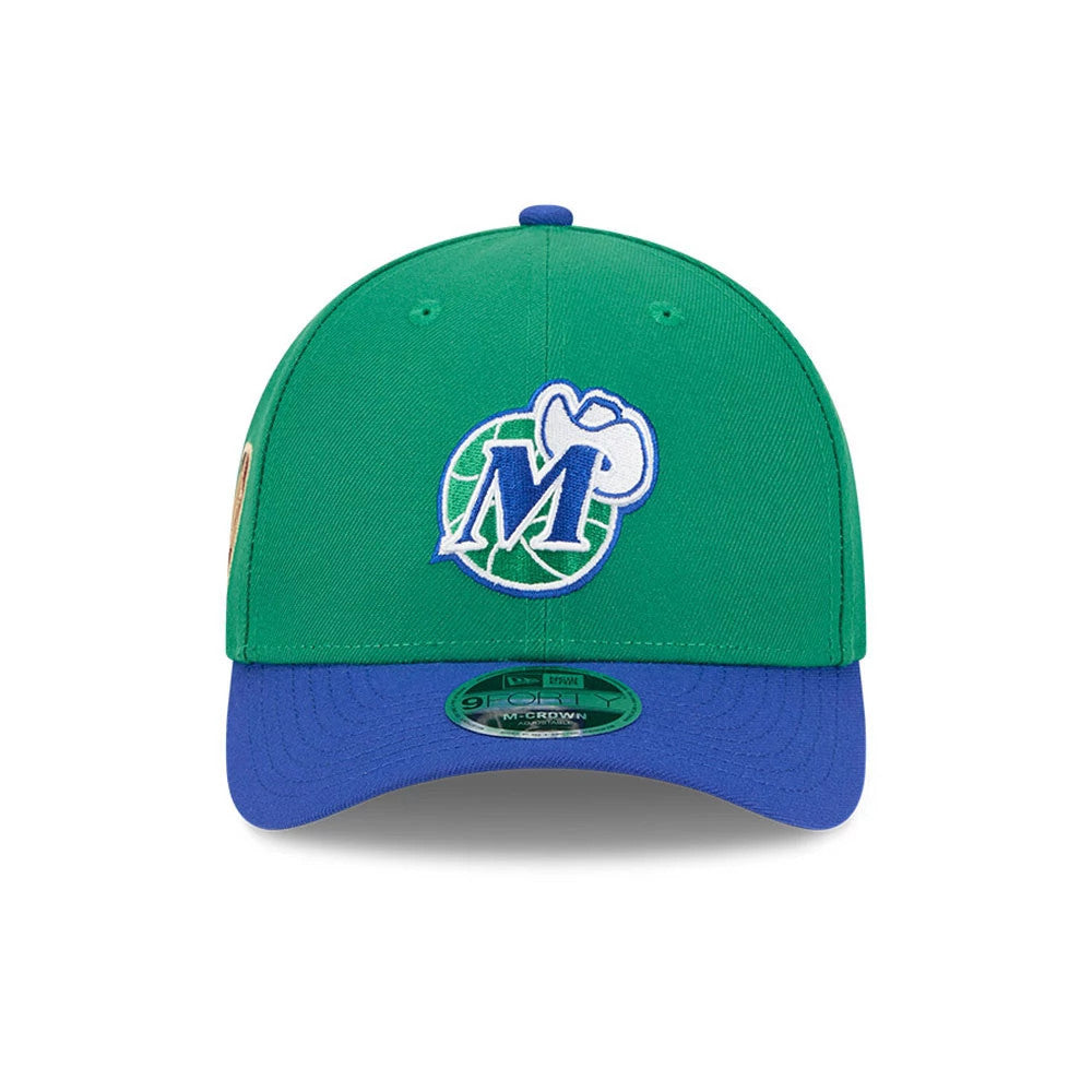 Dallas Mavericks NBA Classic Green New Era 9FORTY M-Crown Adjustable Cap, front view showing the white and blue embroidered Mavericks logo on the structured green crown, with a blue curved visor and a 9FORTY size sticker.