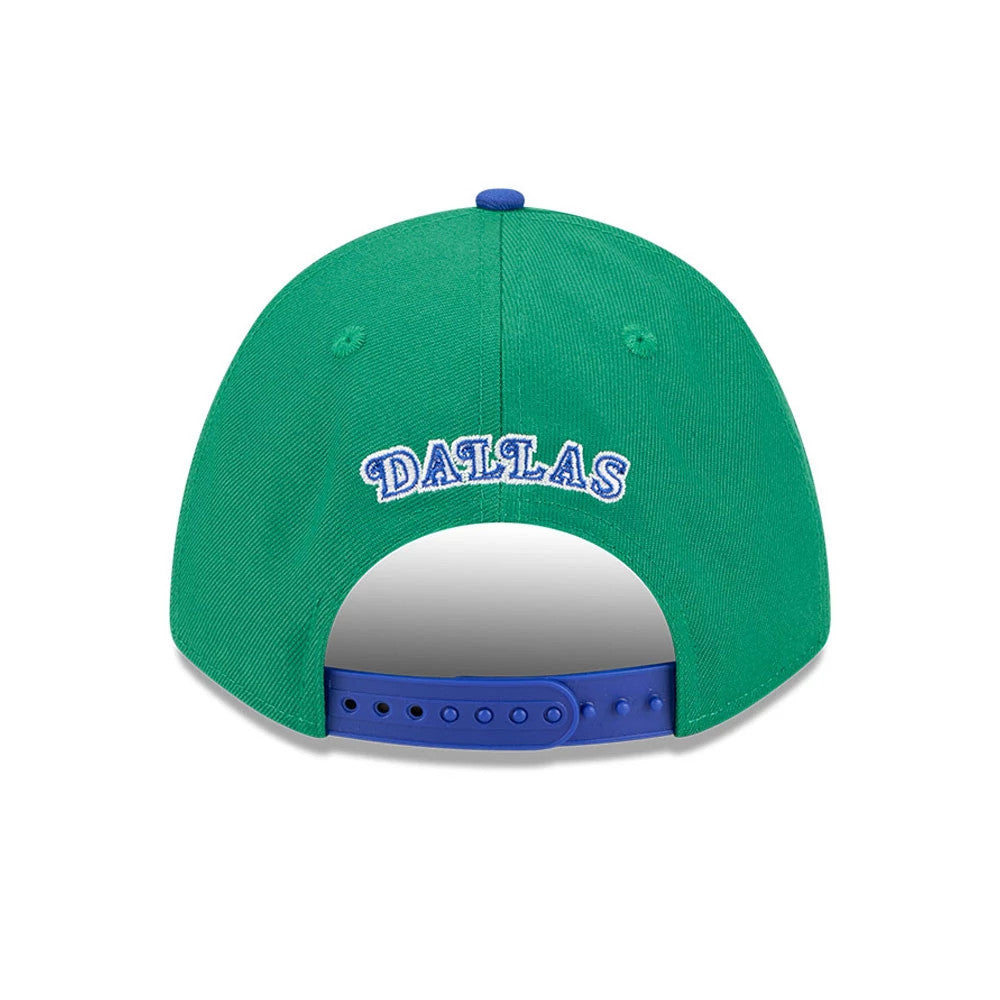 Dallas Mavericks NBA Classic Green New Era 9FORTY M-Crown Adjustable Cap, rear view showing white embroidered Dallas text above the blue adjustable strap, with green eyelets on the structured crown and a blue top button.