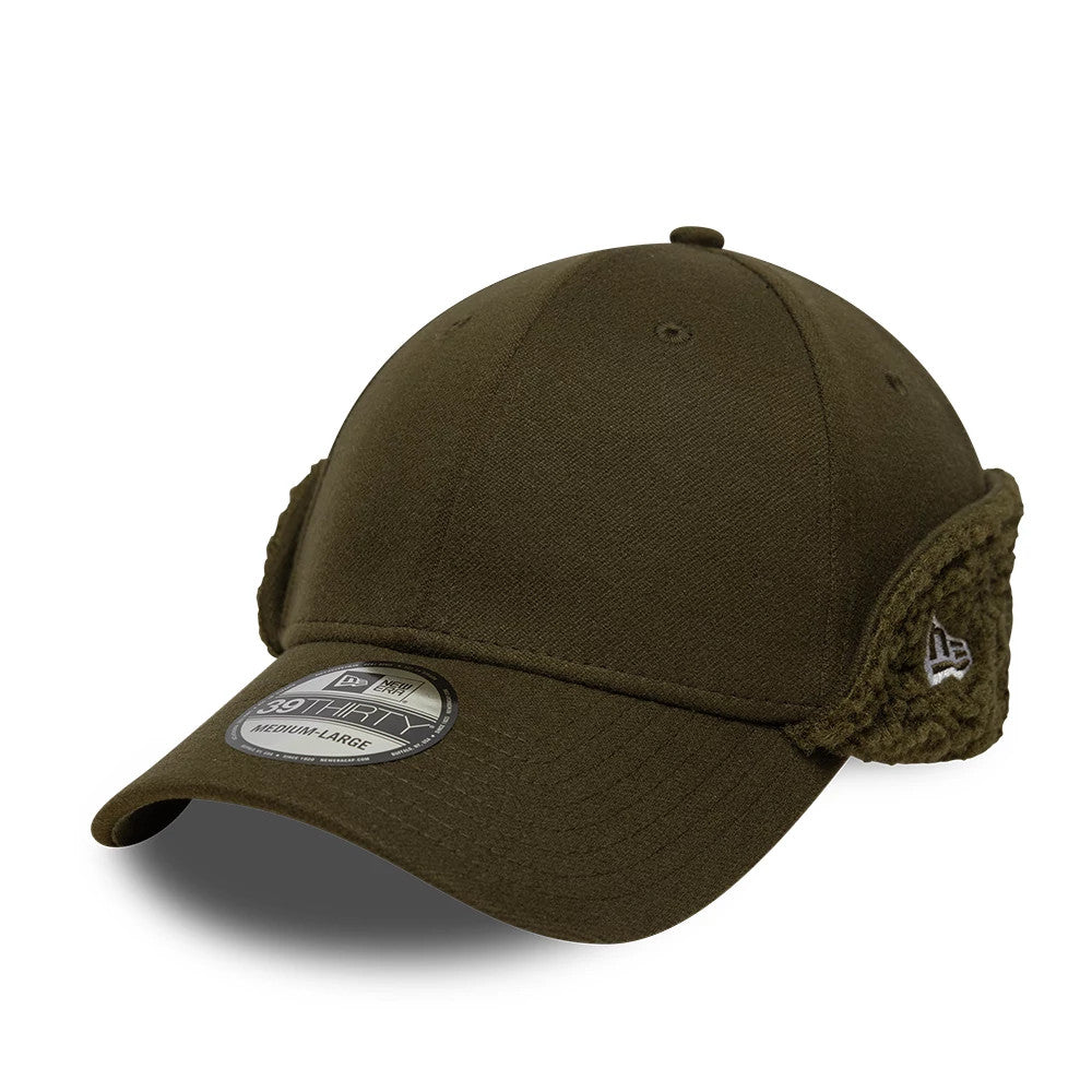 New Era Green 39THIRTY Downflap Stretch Fit Cap, three-quarter view with white New Era flag logo on the left side flap, a curved green visor, and a 39THIRTY size sticker on the top of the visor.