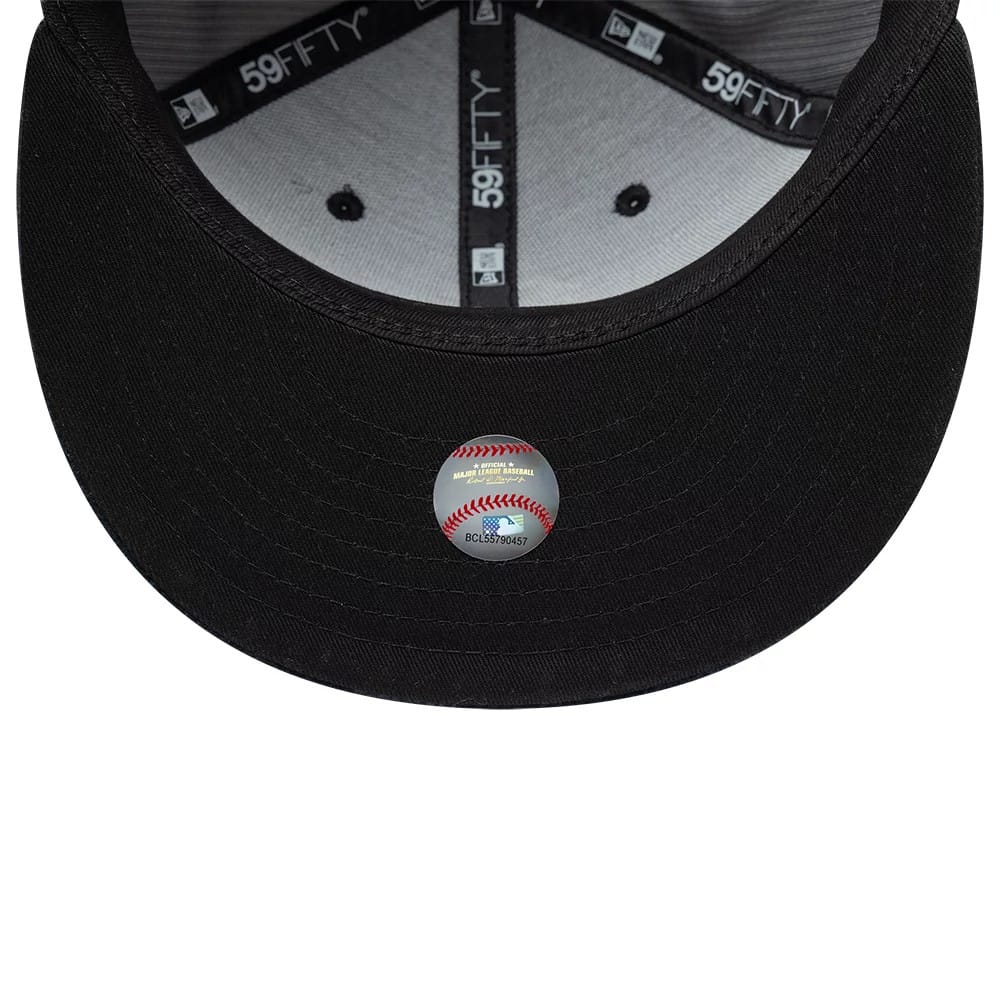 Pictured is this MLB Cord Chicago White Sox Downflap 59FIFTY Fitted cap in black. 9