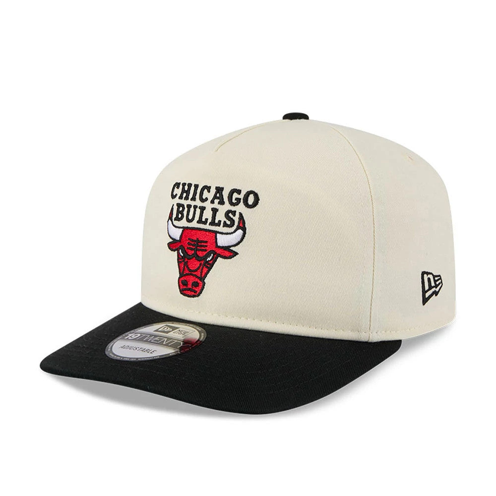 Chicago Bulls NBA 2 Tone Washed Cream New Era 19TWENTY Adjustable Cap, front view showing the red and black Chicago Bulls logo in raised embroidery on the cream front panel and the black flat visor with a grey 19TWENTY size sticker.