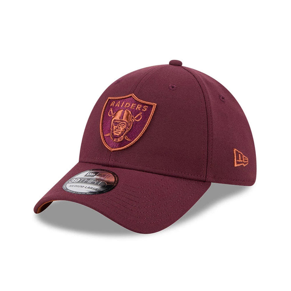 Las Vegas Raiders NFL Frosted Rust Dark Red New Era 39THIRTY Stretch Fit Cap, three-quarter view showing the orange embroidered Raiders logo on the front panel, with a New Era flag logo on the left side and 39THIRTY size sticker on the curved visor.