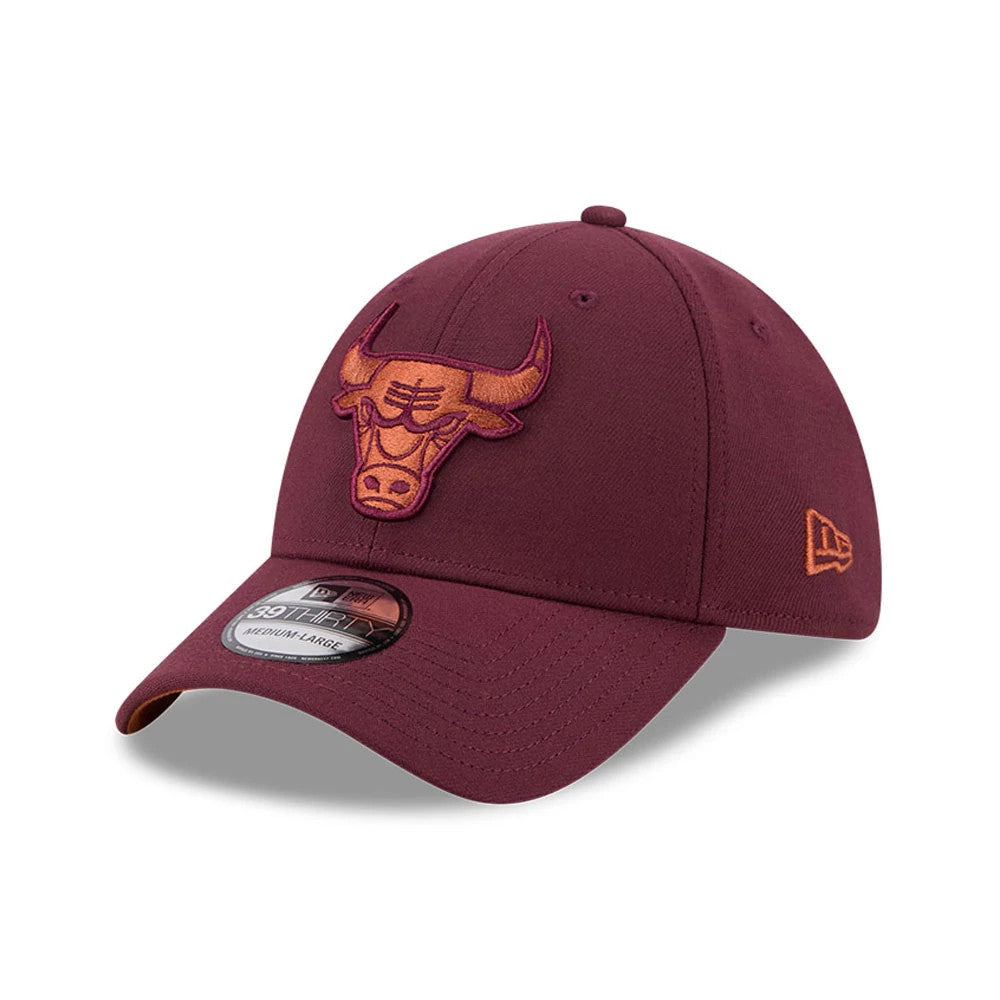 Chicago Bulls NBA Frosted Rust Dark Red New Era 39THIRTY Stretch Fit Cap, three-quarter view showing the orange and rust embroidered Bulls logo on the front panel, with a dark red curved visor and a black 39THIRTY size sticker.