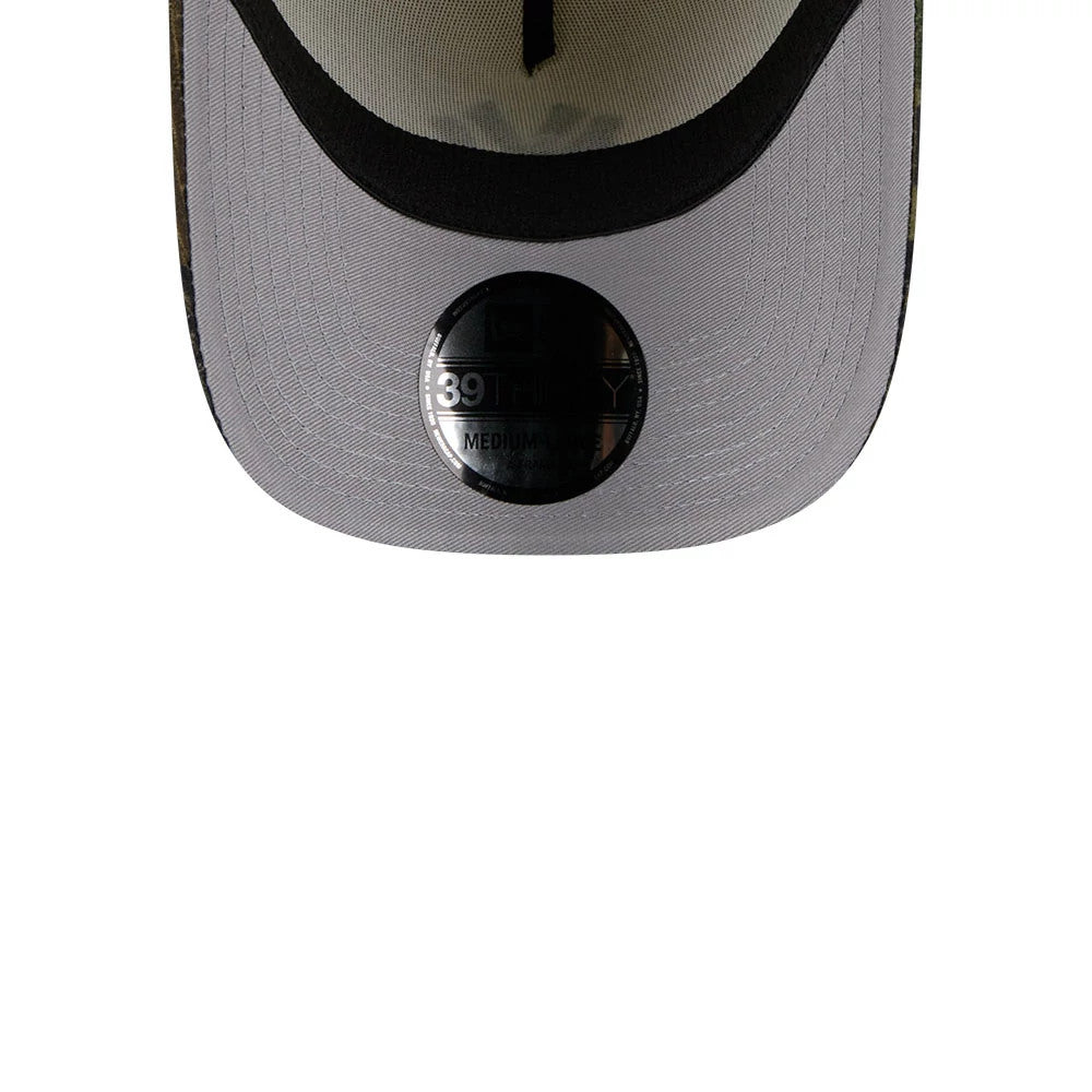 New York Yankees MLB Camo Visor Cream New Era 39THIRTY A-Frame Stretch Fit Cap, close-up showing the grey visor with a 39THIRTY size sticker and a camouflage print on the underside of the visor.