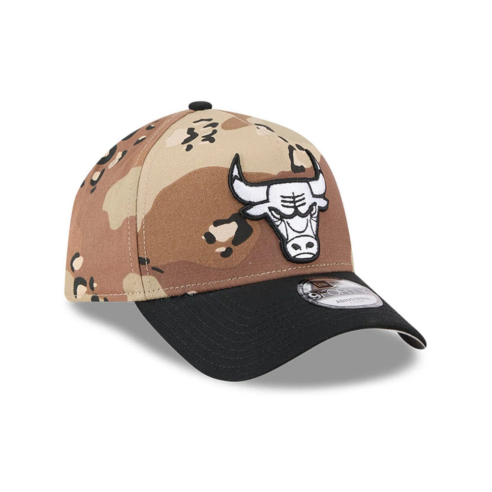 Chicago Bulls NBA Desert 2 Tone Beige New Era 9FORTY A-Frame Adjustable Cap, three-quarter view with a black and white embroidered Bulls logo on the front panel, a black curved visor, and a 9FORTY size sticker on the visor.