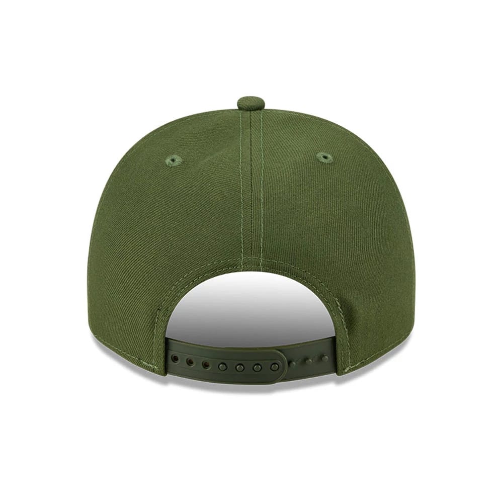 Pictured is this NBA Rifle Green Chicago Bulls 9FIFTY A-Frame Snapback cap in dark green. 7