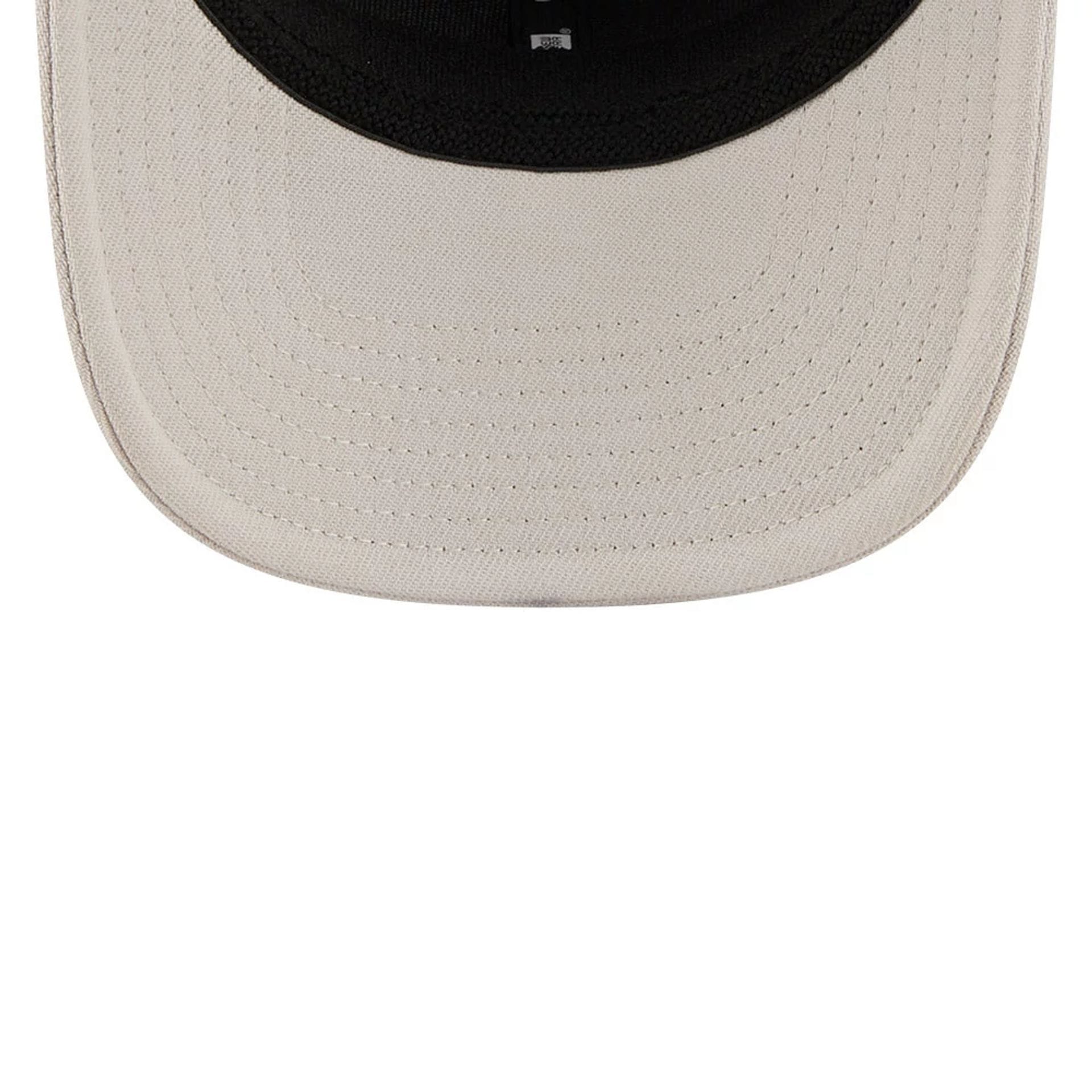 Pictured is this MLB New York Yankees 9SEVENTY Stretch Snap cap in light beige. 2