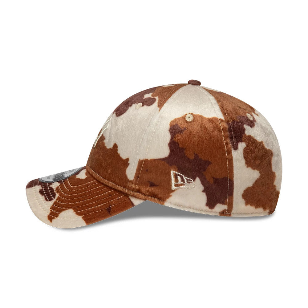 This is a New York Yankees Animal Print Brown 9TWENTY Adjustable Cap 4