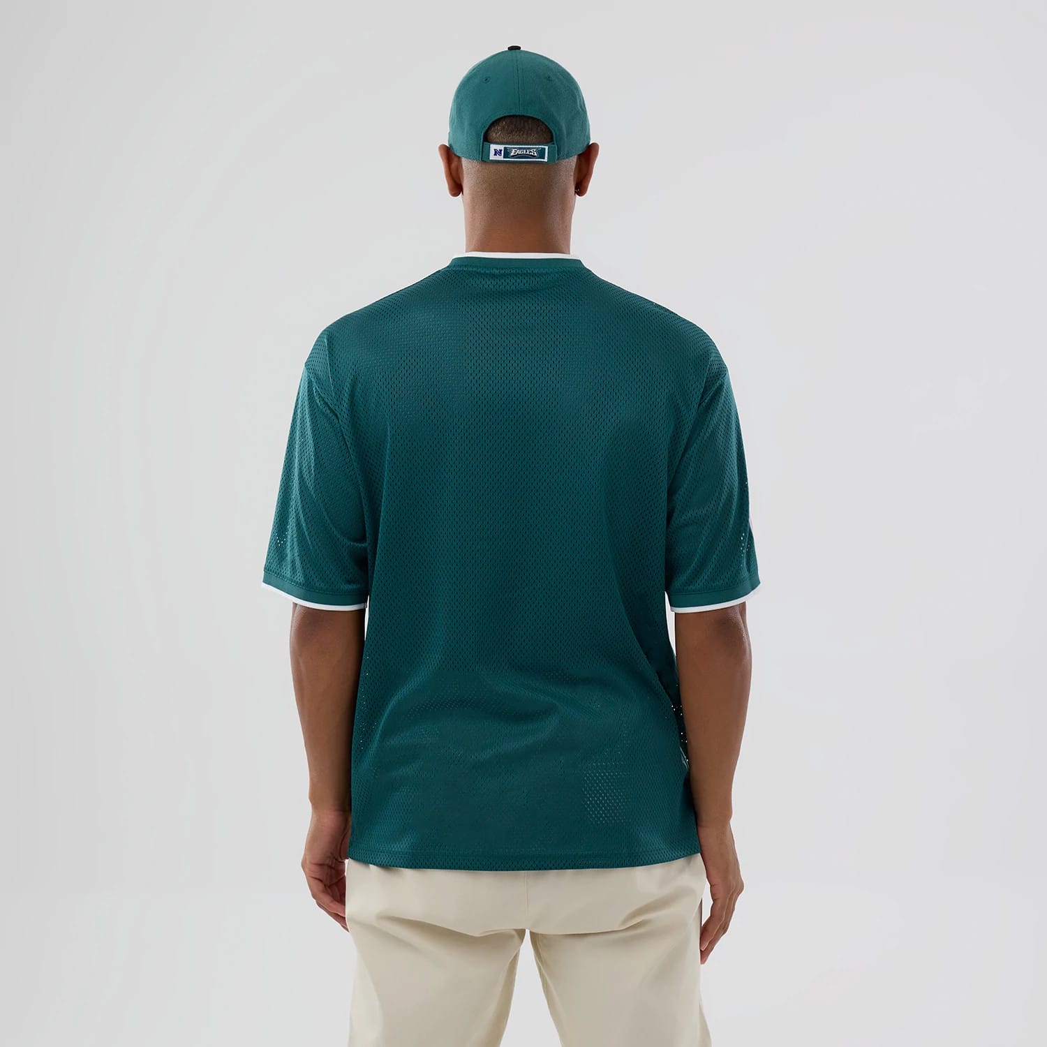 The model is wearing this NFL Mesh Philadelphia Eagles Oversized T-Shirt in dark green. 2