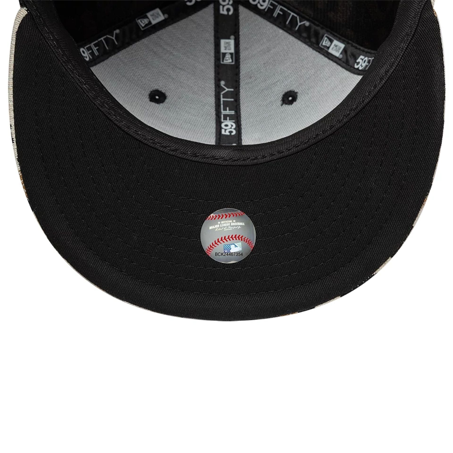 Pictured is this MLB Leopard LA Dodgers 59FIFTY Fitted cap in black. 2