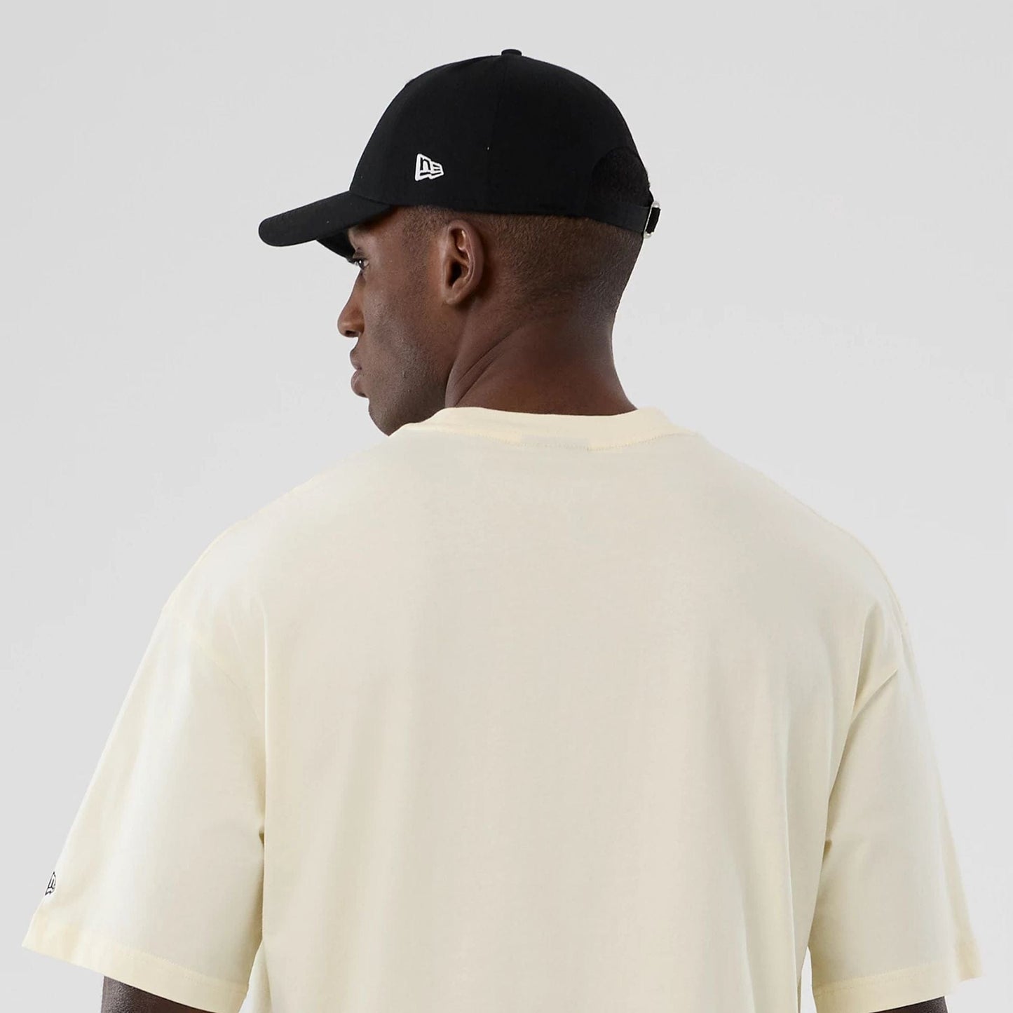 The model is wearing this NBA Hardwood Classic LA Lakers T-Shirt in cream. 7