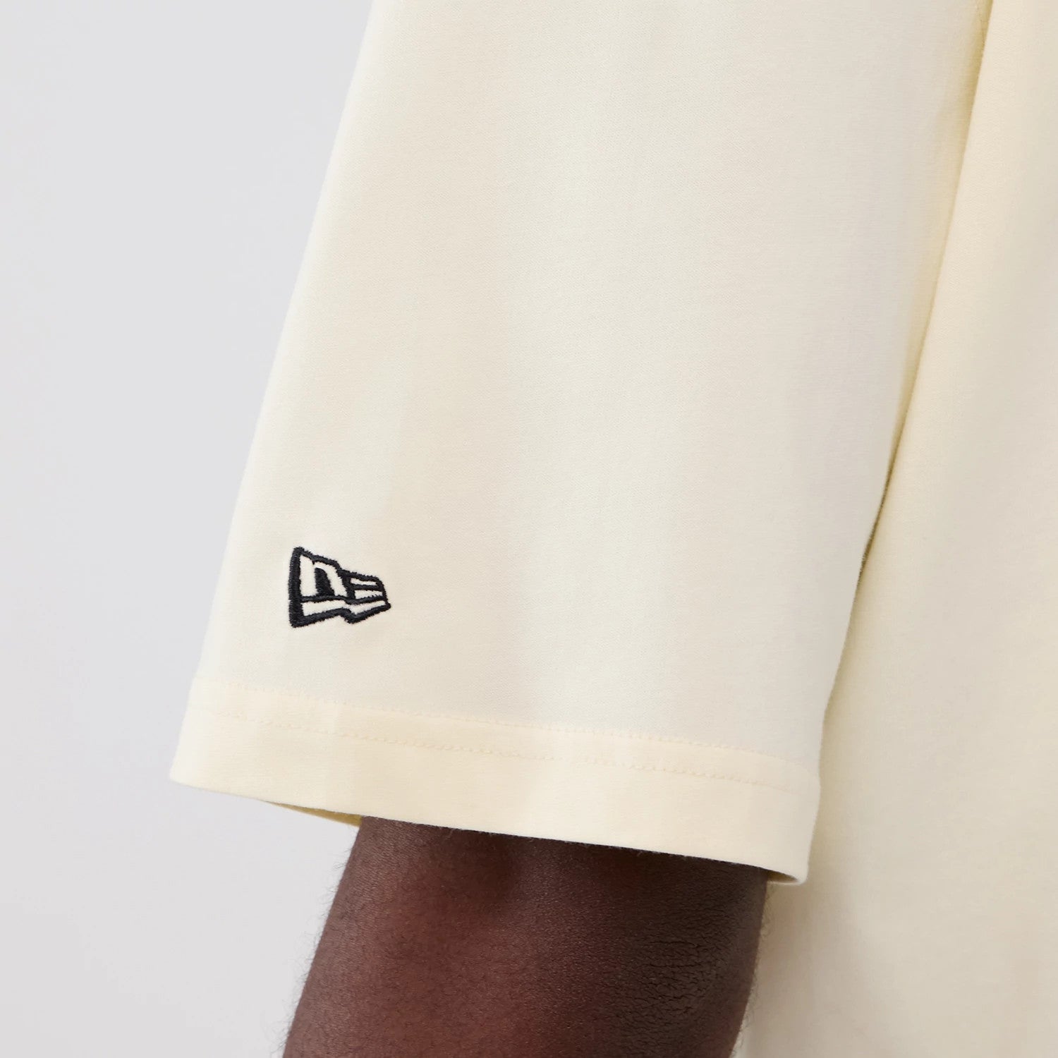 The model is wearing this NBA Hardwood Classic San Antonio Spurs T-Shirt in Cream . 4