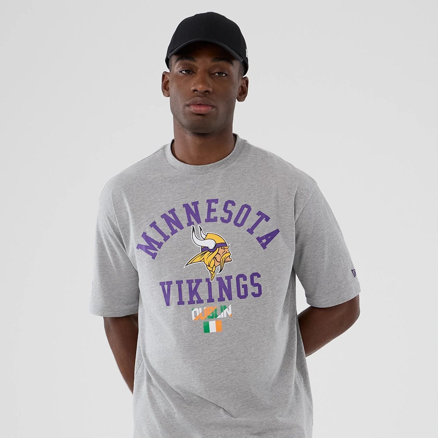 The Male model is wearing Minnesota Vikings NFL International Series Games 2025 Grey Oversized T-Shirt 7