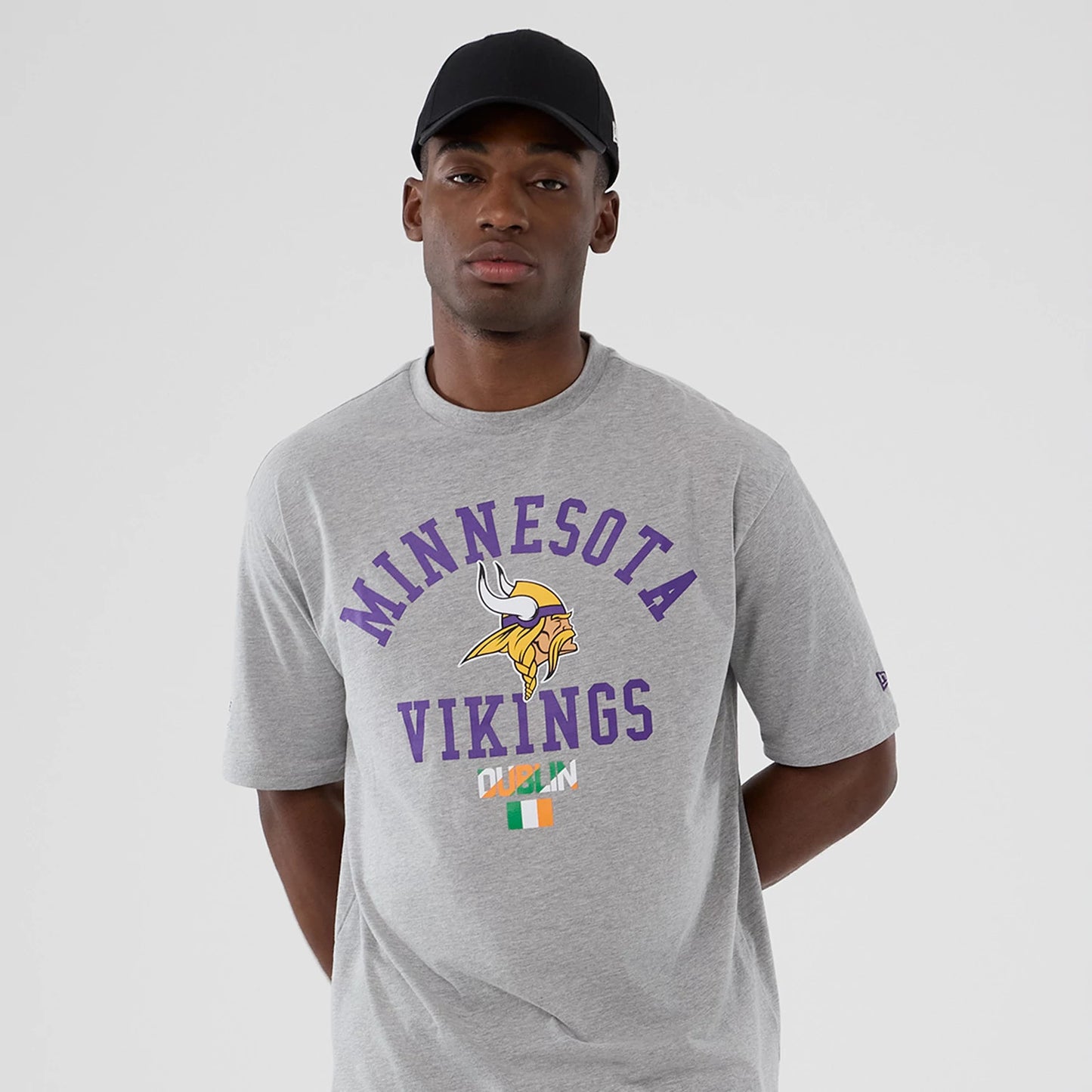 The Male model is wearing Minnesota Vikings NFL International Series Games 2025 Dublin Grey Oversized T-Shirt 7