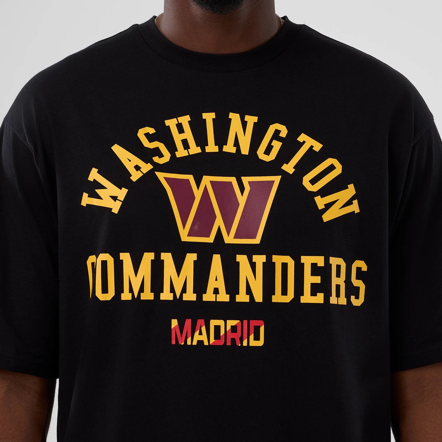The Male model is wearing Washington Commanders NFL International Series Games 2025 Black Oversized T-Shirt 3