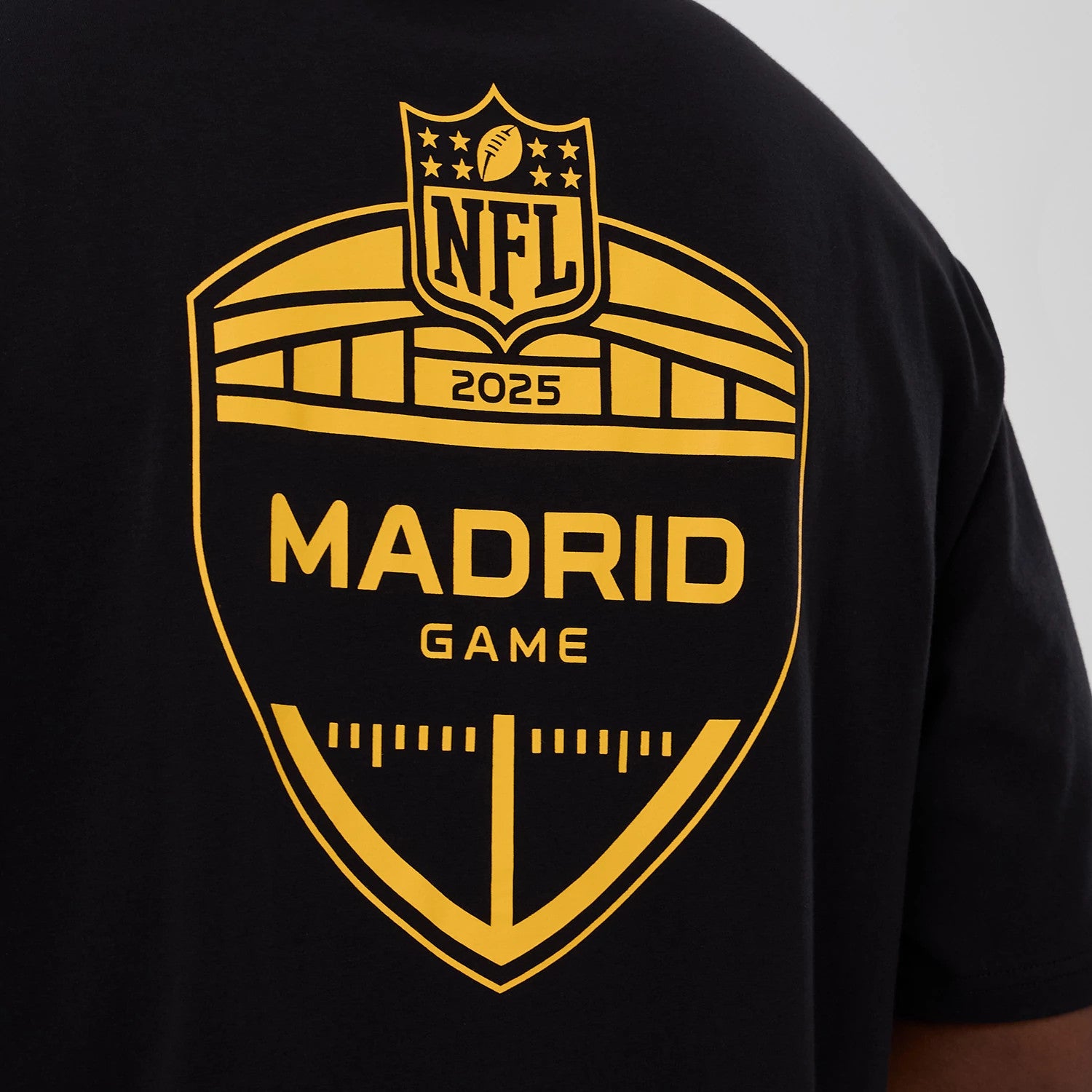 The Male model is wearing Washington Commanders NFL International Series Games 2025 Black Oversized T-Shirt 4