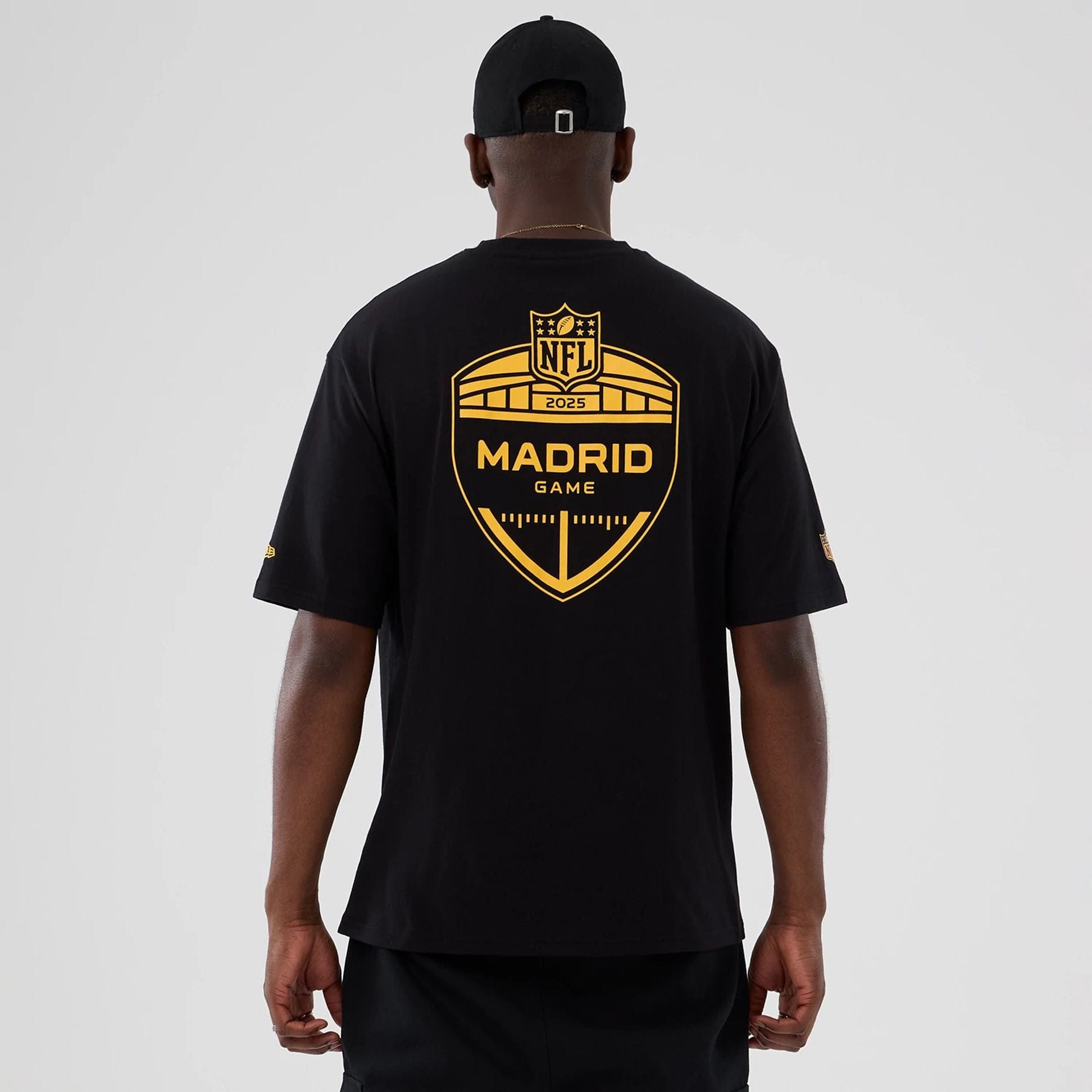 The Male model is wearing Washington Commanders NFL International Series Games 2025 Black Oversized T-Shirt 2