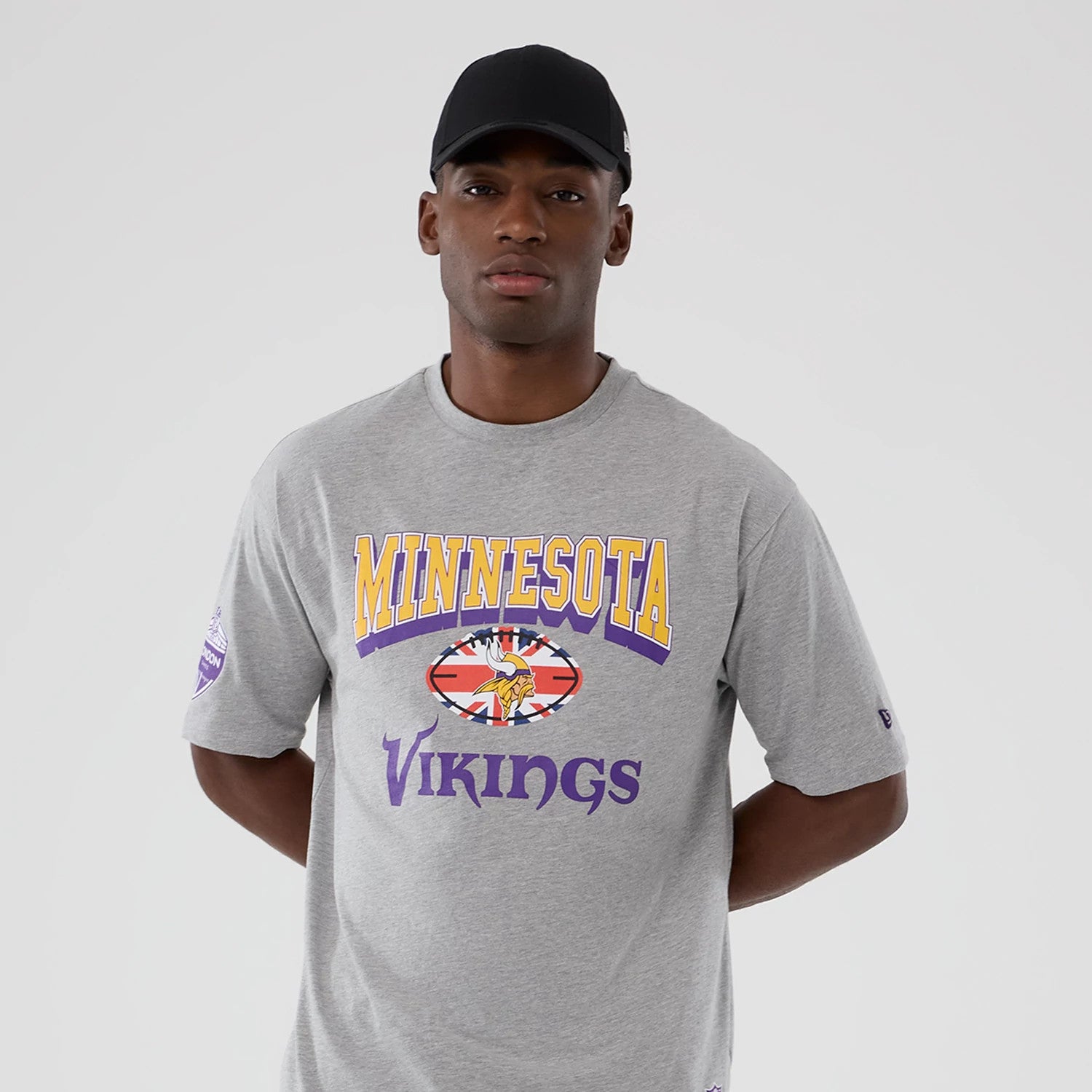 The Male model is wearing Minnesota Vikings NFL International Series Games London 2025 Grey Oversized T-Shirt 3