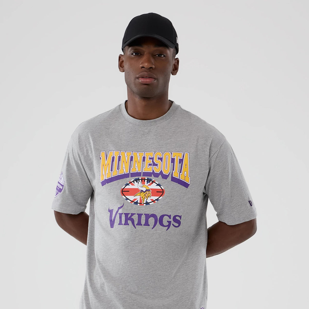 The Male model is wearing Minnesota Vikings NFL International Series Games London 2025 Grey Oversized T-Shirt 3