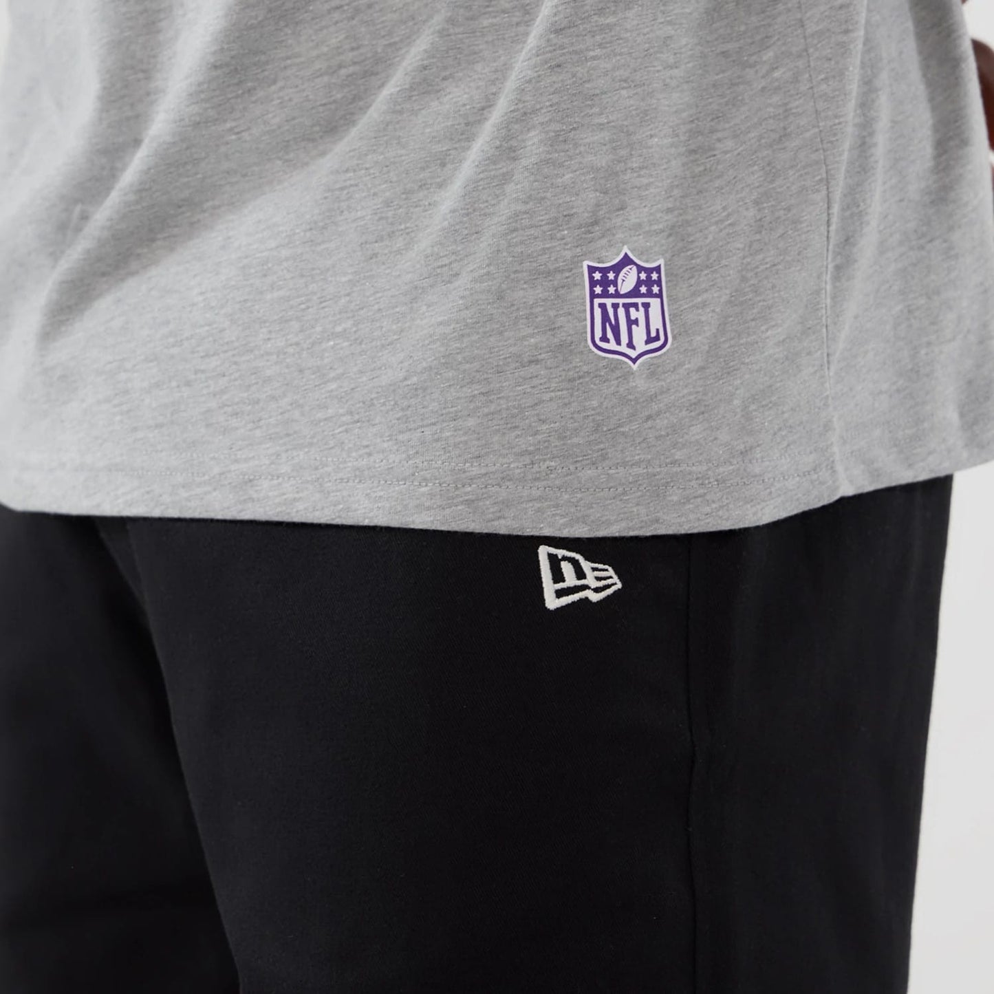 The Male model is wearing Minnesota Vikings NFL International Series Games London 2025 Grey Oversized T-Shirt 7