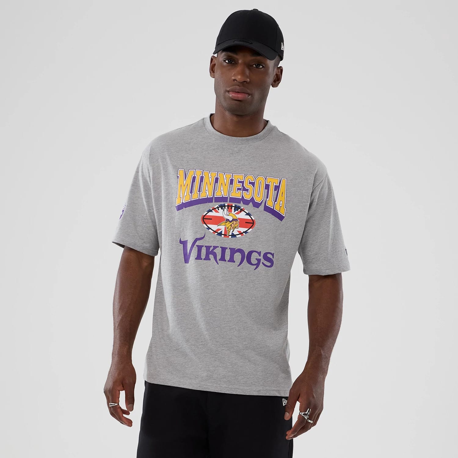 The Male model is wearing Minnesota Vikings NFL International Series Games London 2025 Grey Oversized T-Shirt 1