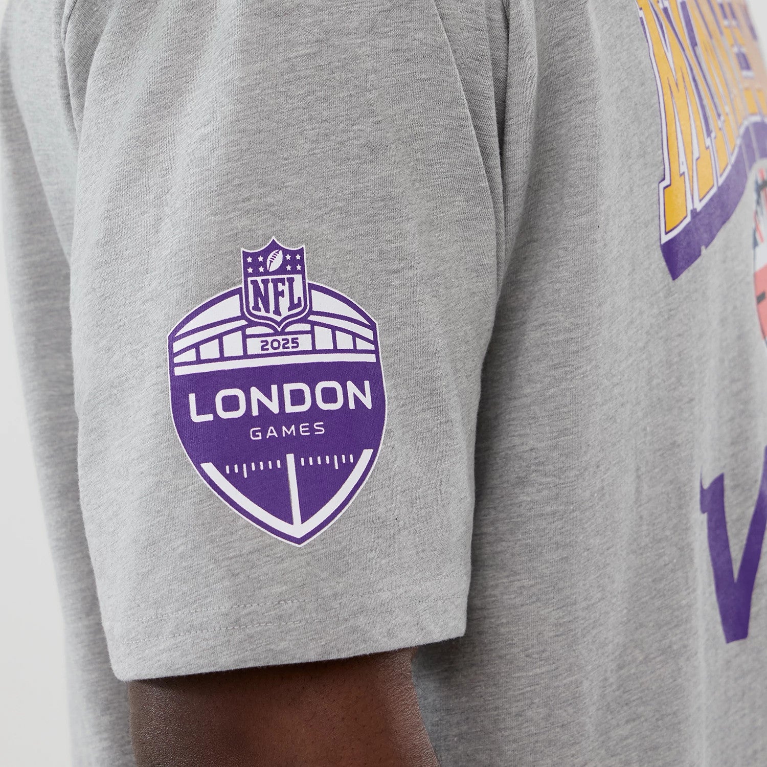 The Male model is wearing Minnesota Vikings NFL International Series Games London 2025 Grey Oversized T-Shirt 4