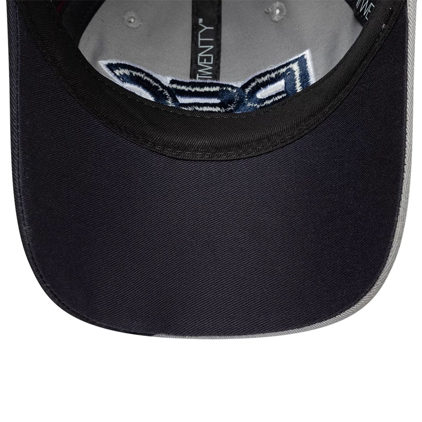 Pictured is this Retro Paris Saint Germain 9TWENTY cap in navy. 7