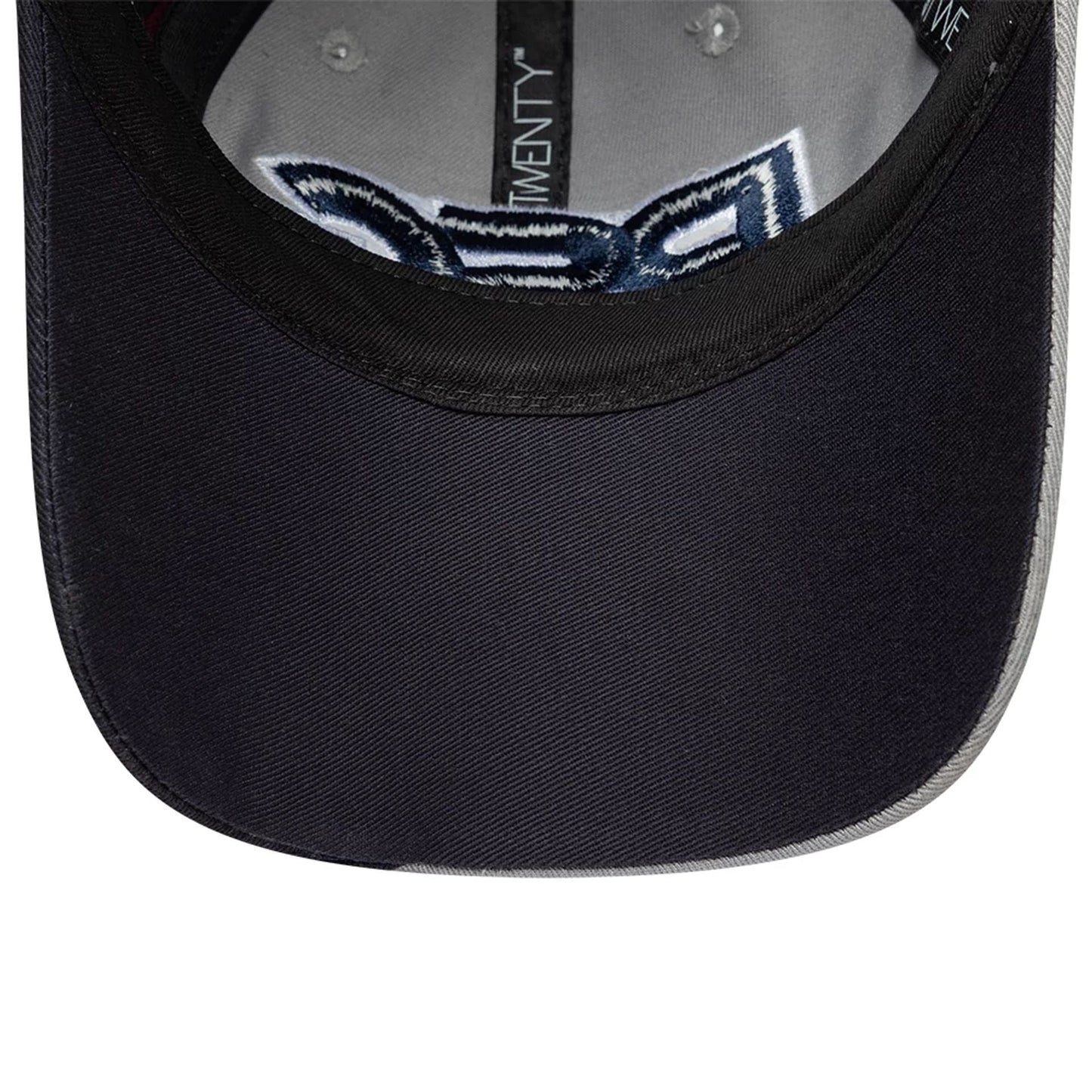 Pictured is this Retro Paris Saint Germain 9TWENTY cap in navy. 7