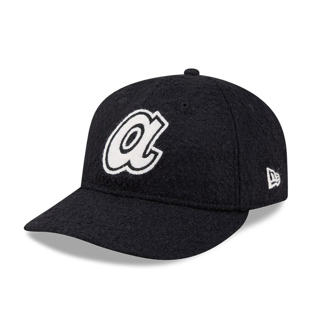 Atlanta Braves MLB X Moon Navy Retro Crown New Era 9FIFTY Adjustable Cap, three-quarter view showing a white embroidered a logo on the textured navy crown with a matching curved visor and New Era flag logo on the left side.