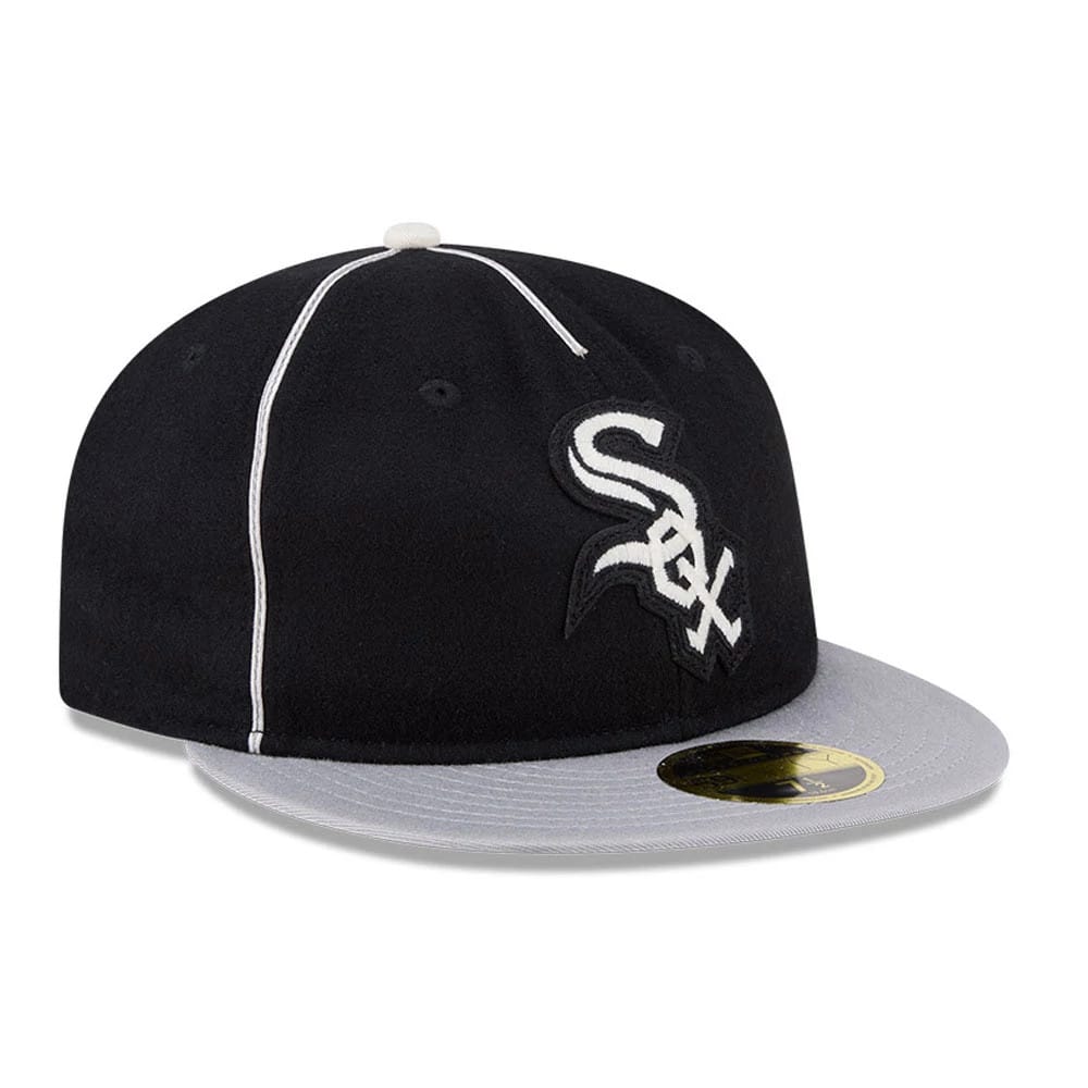 Chicago White Sox MLB Felt Logo Black Retro Crown New Era 59FIFTY Fitted Cap, three-quarter view showing the raised white Sox logo on the front panel, a grey flat visor with a gold 59FIFTY size sticker, and white piping along the black crown.