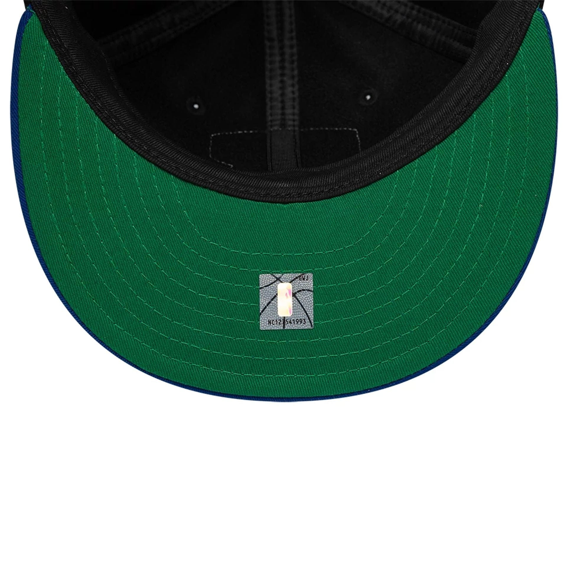 Pictured is this NBA Felt Logo New York Knicks Retro Crown 59FIFTY Fitted cap in dark blue. 2