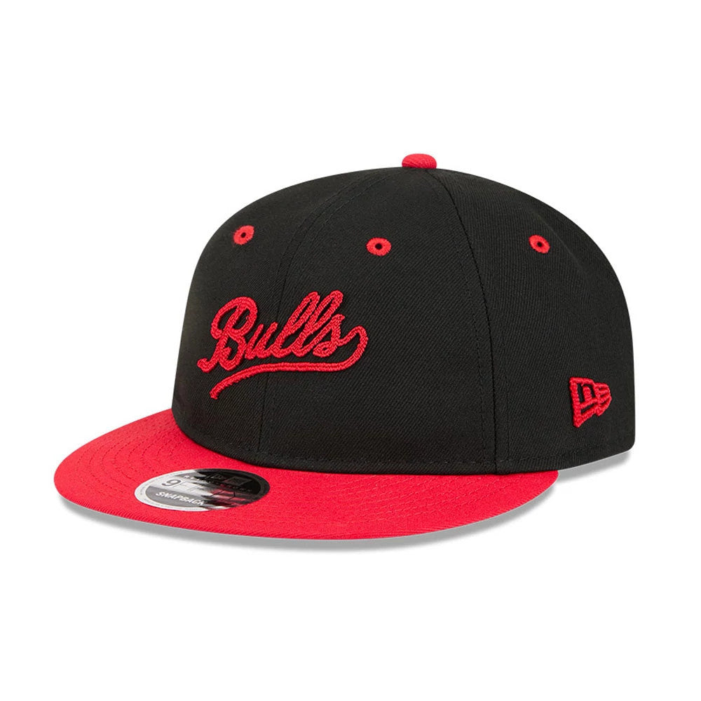 Chicago Bulls NBA Chainstitch Script Black Retro Crown New Era 9FIFTY Adjustable Cap, three-quarter view showing the red chainstitch script Bulls on the front, a red flat visor with a 9FIFTY size sticker.