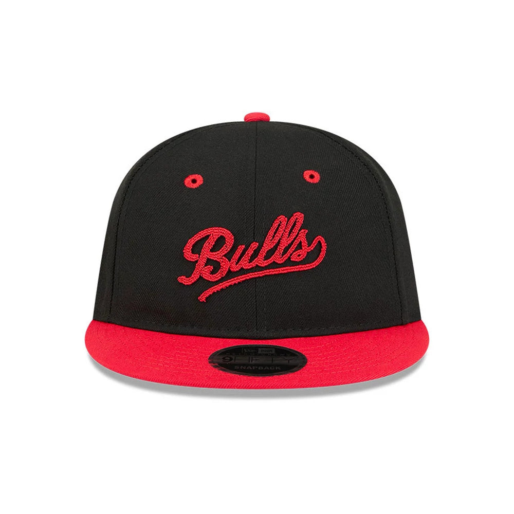 Chicago Bulls NBA Chainstitch Script Black Retro Crown New Era 9FIFTY Adjustable Cap, front view showing the raised red Bulls script chainstitch embroidery on the black crown, with a contrasting red visor and a 9FIFTY size sticker on the visor.