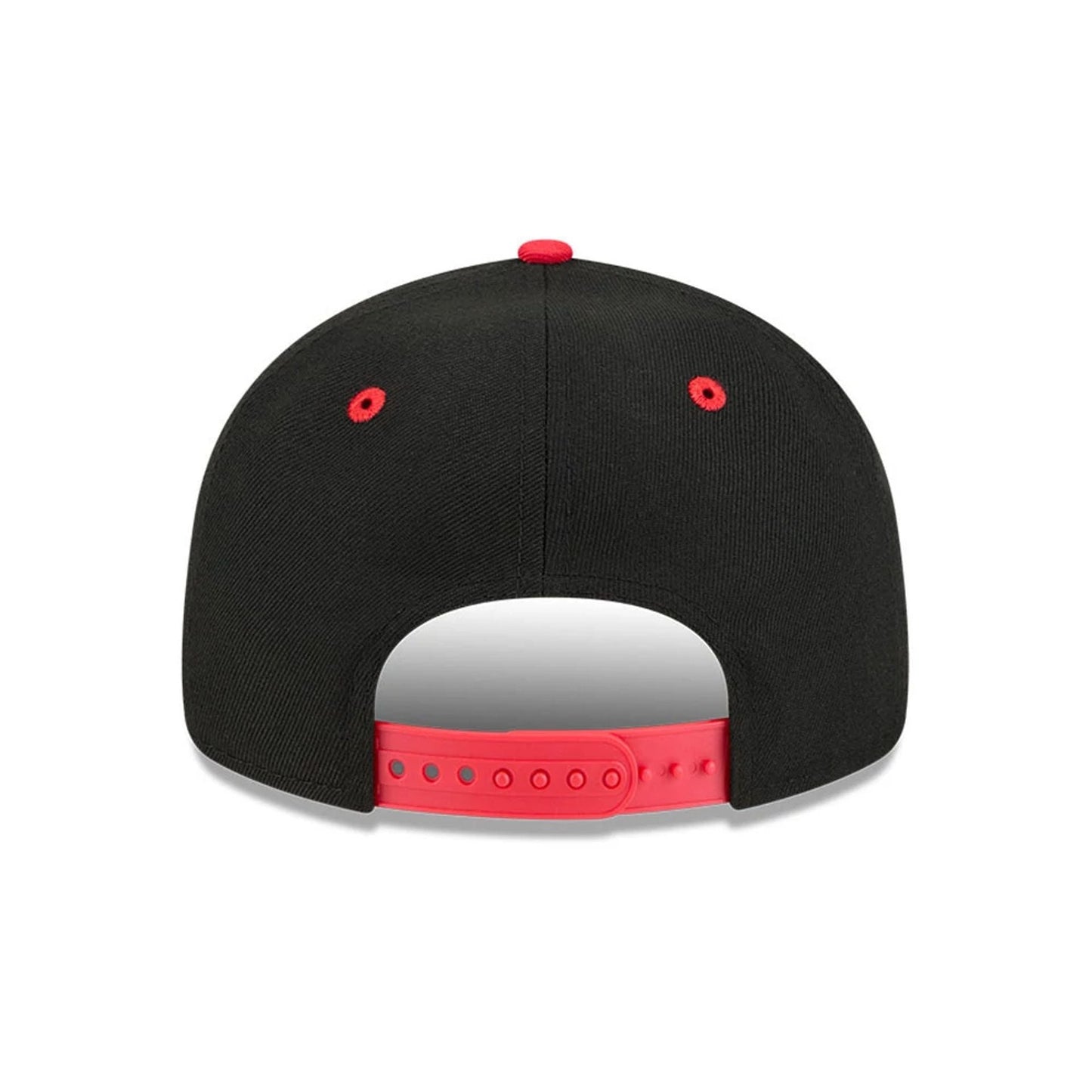 Pictured is this NBA Chainstitch Script Chicago Bulls Retro Crown 9FIFTY cap in black. 7