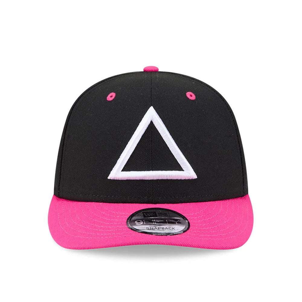 Netflix Squid Game Armed Guard Black New Era 9FIFTY Snapback Adjustable Cap, front view showing a white embroidered triangle symbol on the black front panel, with a vivid pink visor and matching pink eyelets, and a 9FIFTY size sticker on the visor.