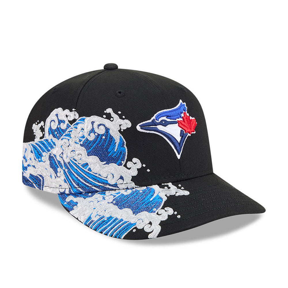 Toronto Blue Jays MLB Vissurf Black New Era 9FIFTY Snapback Adjustable Cap, three-quarter view showing a wave design embroidered in blue and white across the front panel and visor, with the team logo in raised embroidery.
