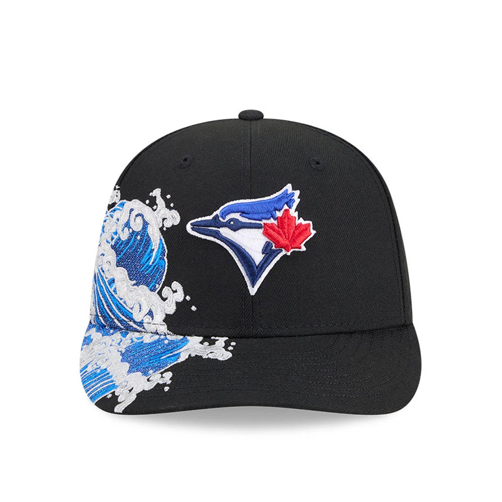 Toronto Blue Jays MLB Vissurf Black New Era 9FIFTY Snapback Adjustable Cap, front view showing a raised embroidered blue jay logo with a red maple leaf on the front panel, set against detailed blue ocean wave graphics extending onto the visor.