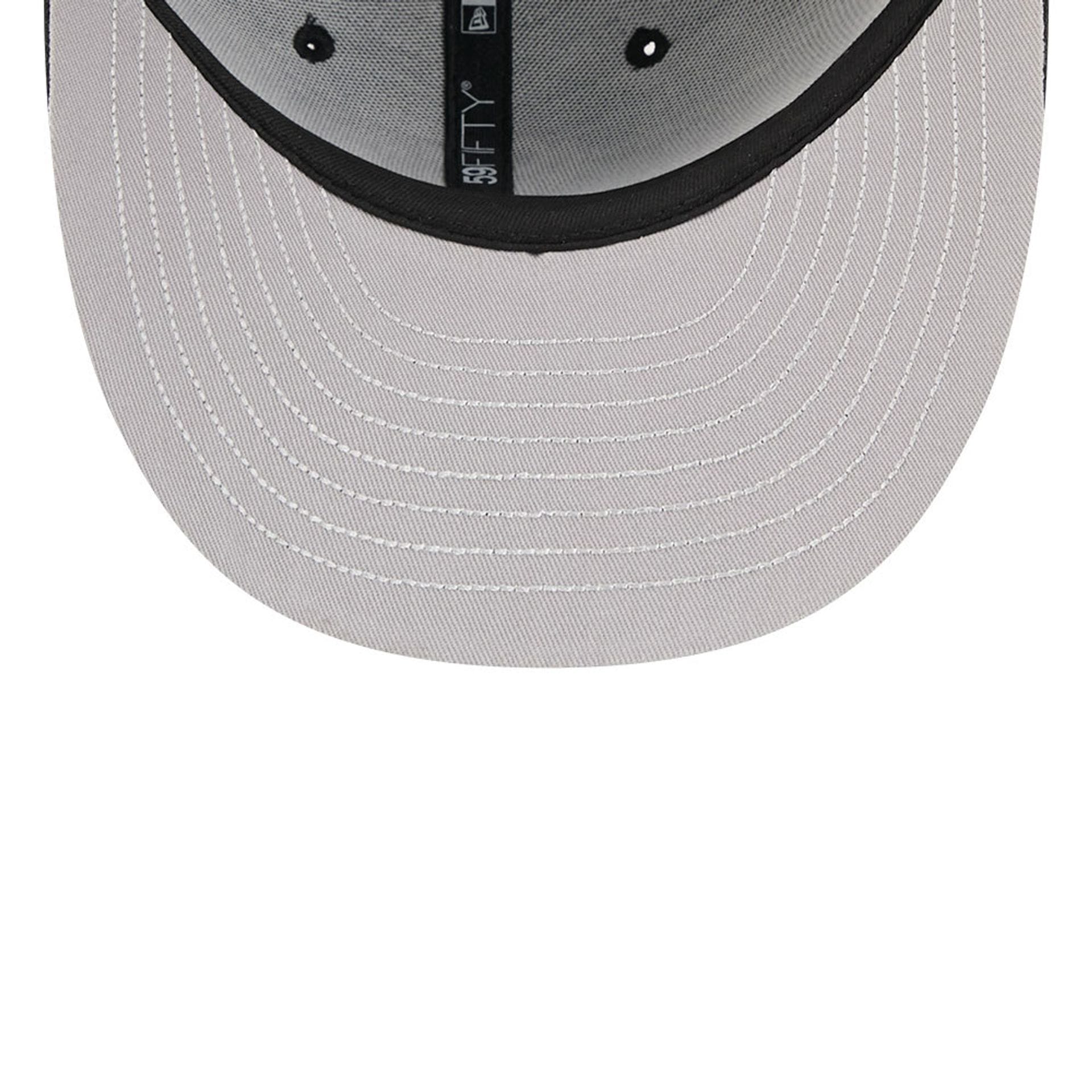Pictured is this MLB Eagle Chicago White Sox 59FIFTY Fitted cap in black. 2