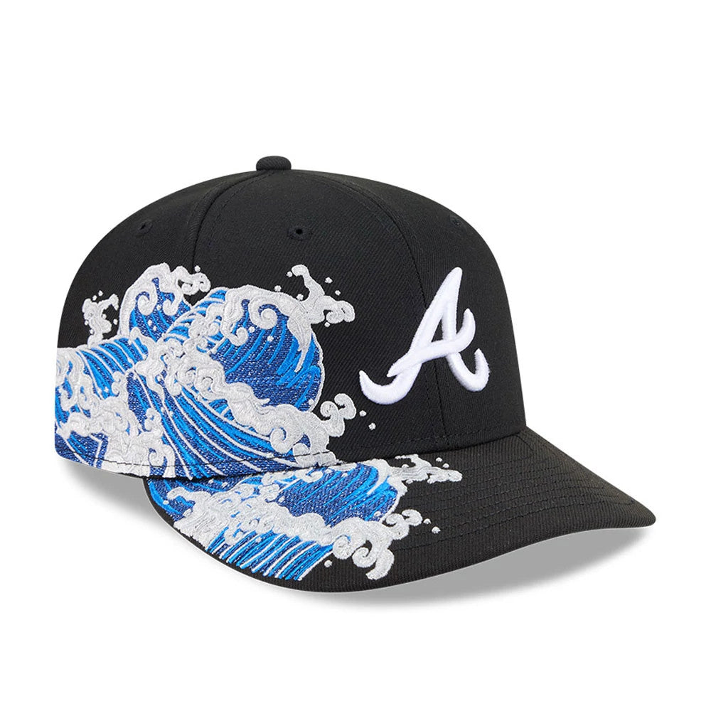 Atlanta Braves MLB Vissurf Black New Era 9FIFTY Snapback Adjustable Cap, three-quarter view showing a white embroidered A logo on the front panel, with blue and white wave graphics on the side panel and visor.