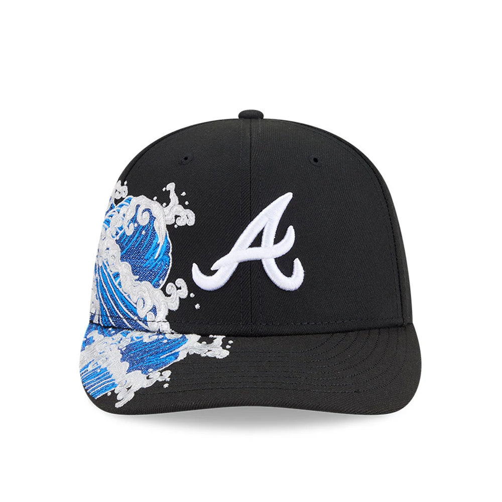 Atlanta Braves MLB Vissurf Black New Era 9FIFTY Snapback Adjustable Cap, front view showing a raised white embroidered A logo on the front panel, a blue and white wave graphic on the left side, and a black curved visor.