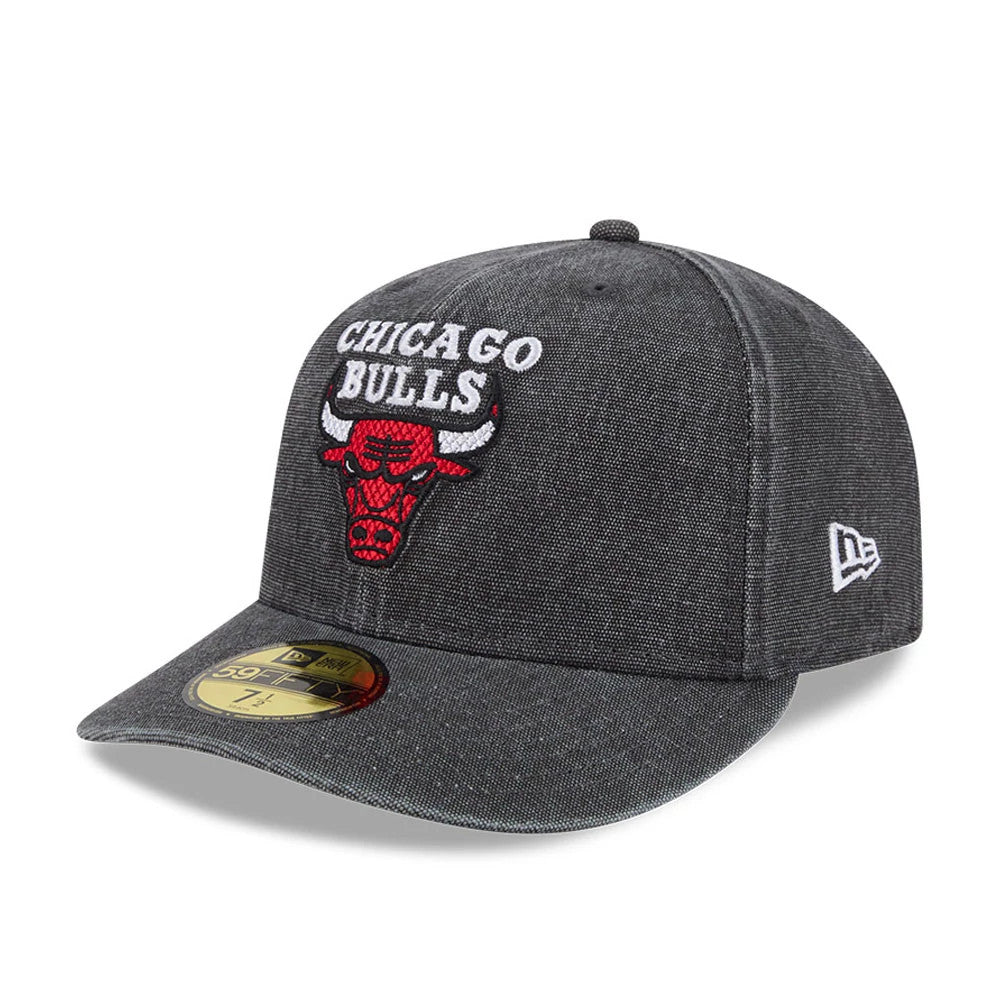 Bulls NBA Hardwood Classic Black New Era 59FIFTY Fitted Cap, three-quarter view showing the raised white and red embroidered Bulls logo on the front panel, dark grey visor with a gold 59FIFTY size sticker, and New Era flag logo on the left side.