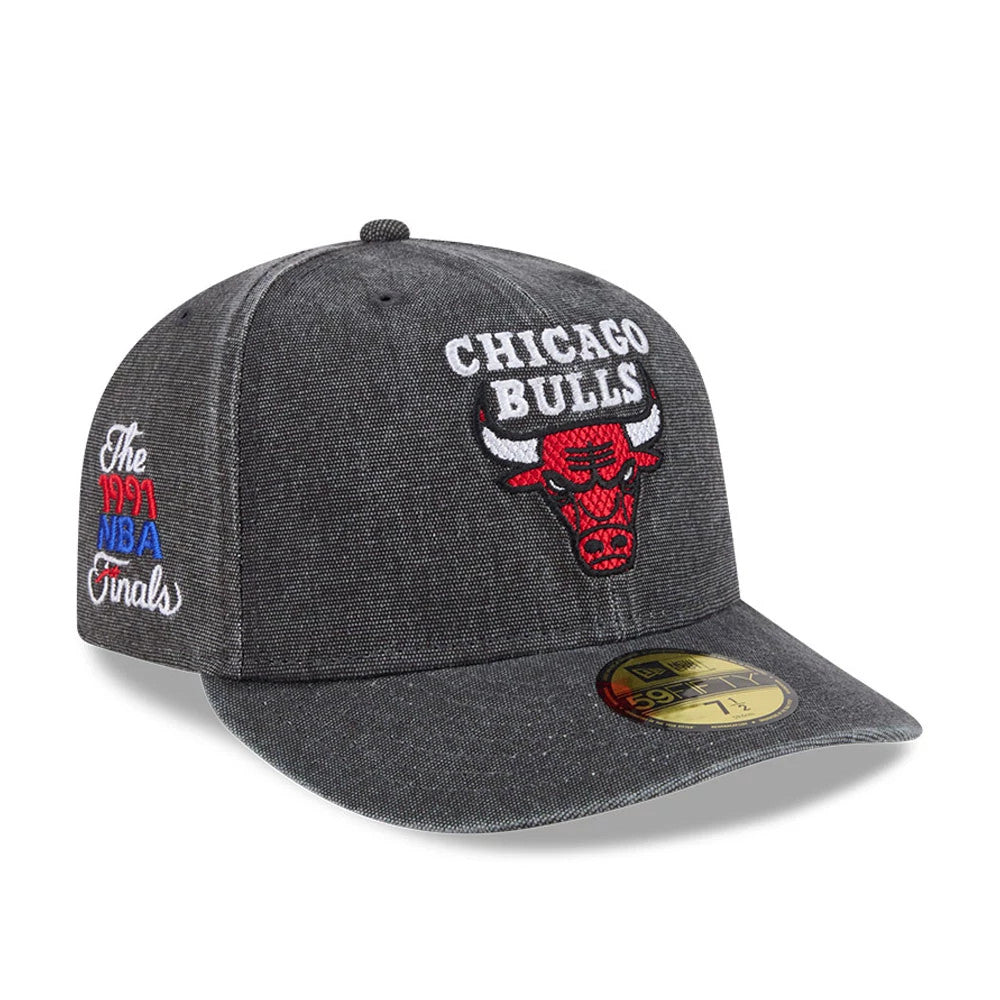 Bulls NBA Hardwood Classic Black New Era 59FIFTY Fitted Cap, three-quarter view showing the raised embroidered red and white Chicago Bulls logo on the front panel, curved black visor with gold 59FIFTY size sticker.